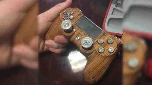 Пользователь PS4 собрал кастомный «деревянный» контроллер DualShock 4 с патронами вместо кнопок